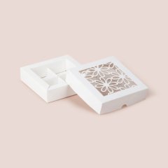 Коробка на 4 конфеты с окном "Ромашка" белая 